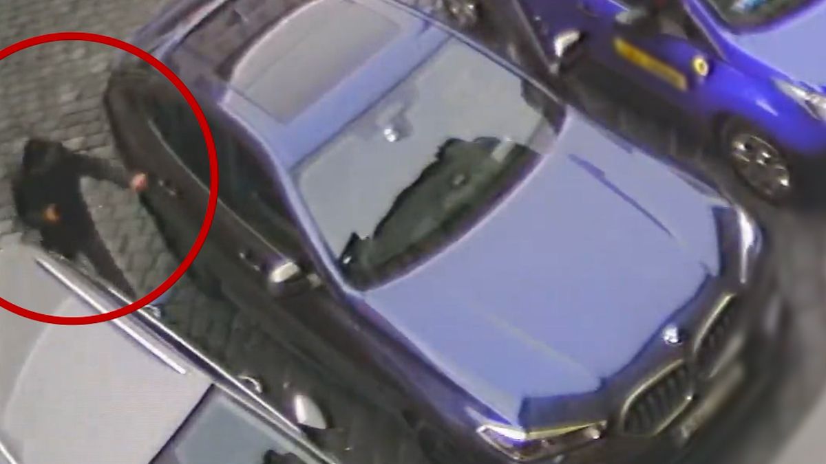 Zloděj sebral z auta v centru Prahy igelitku, kde bylo 1,5 milionu. Podezřelého zachytila kamera